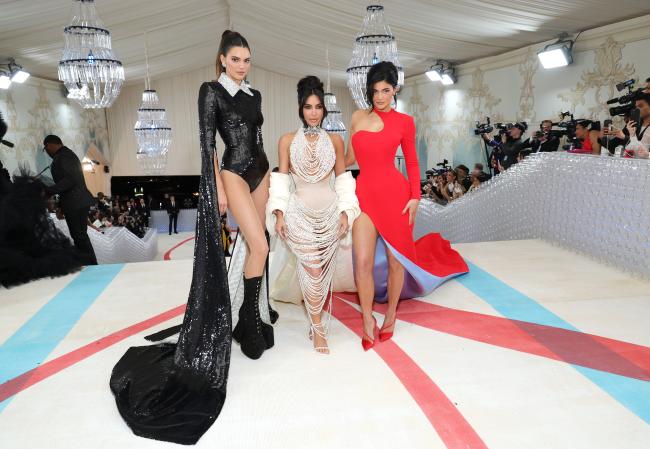 Kim Kardashian Kendall y Kylie Jenner deslumbraron en la Met Gala 2023