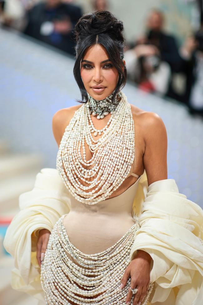 Kardashian goteaba perlas por la noche celebrando el legado de Karl Lagerfeld