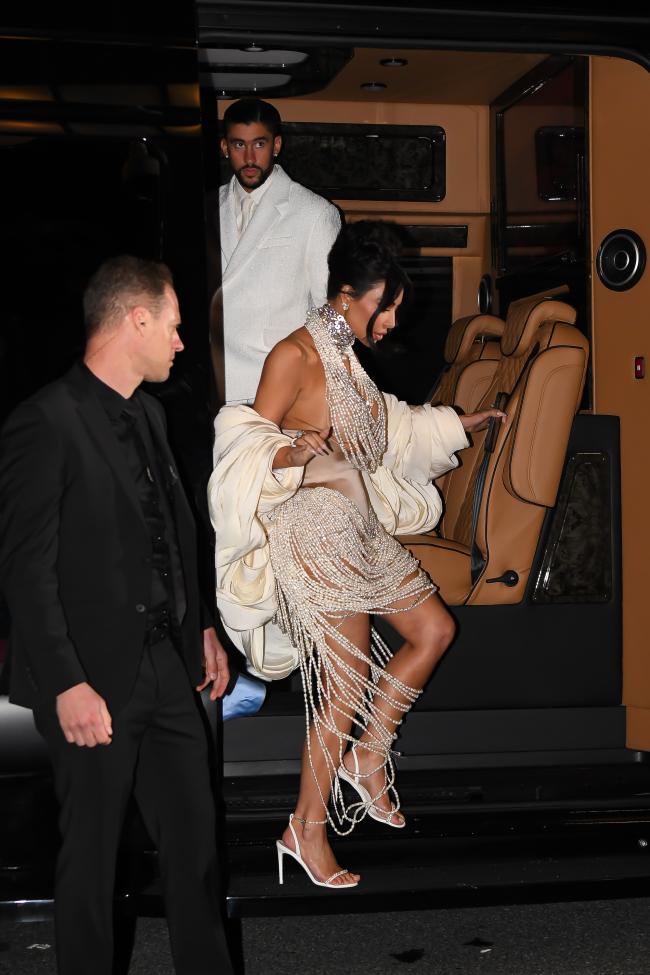 Si bien el equipo de Schiaparelli Haute Couture coloco cada hilo de perlas en el cuerpo de Kardashian el conjunto no era precisamente facil de mover
