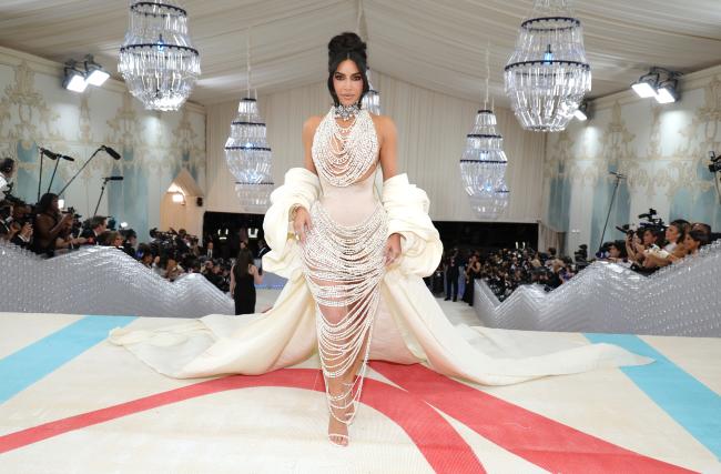 Kardashian eligio un look cubierto de perlas como un guino a Karl Lagerfeld
