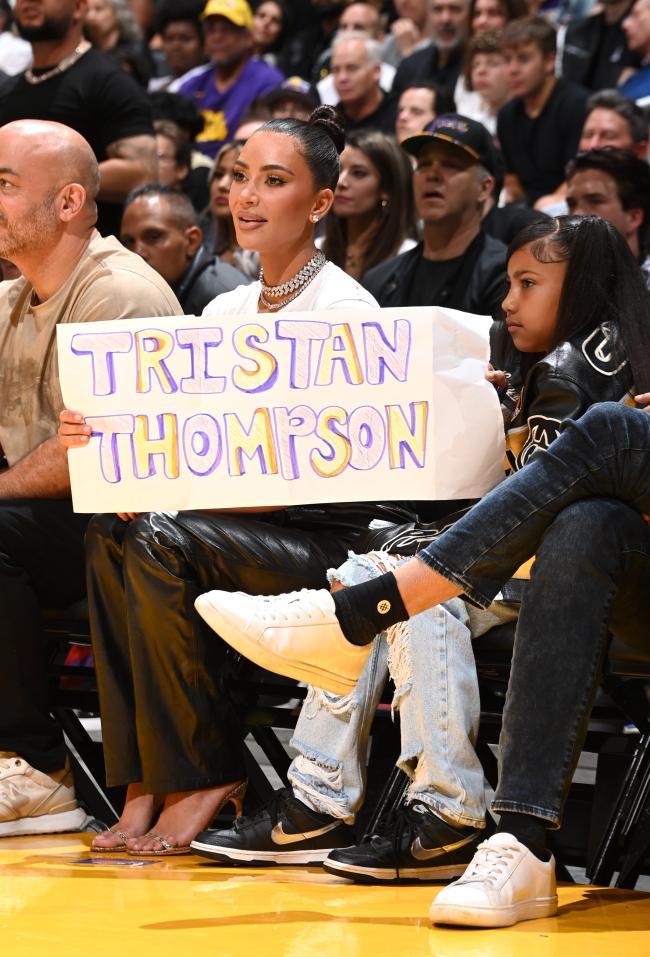 Kim Kardashian y North West en un juego de los Lakers con un cartel que decía Tristan Thompson.