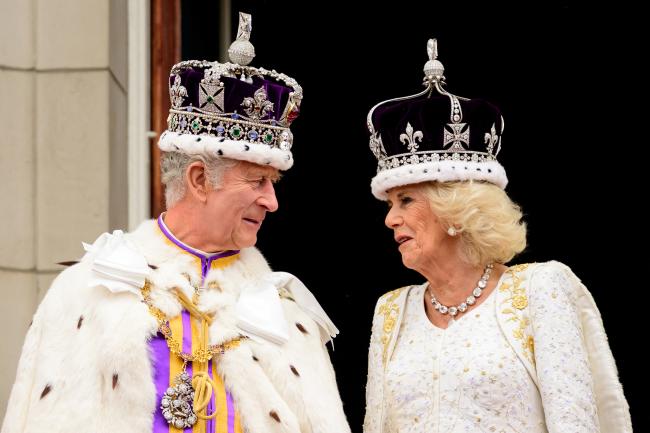 Carlos y Camila fueron coronados rey y reina el sábado.