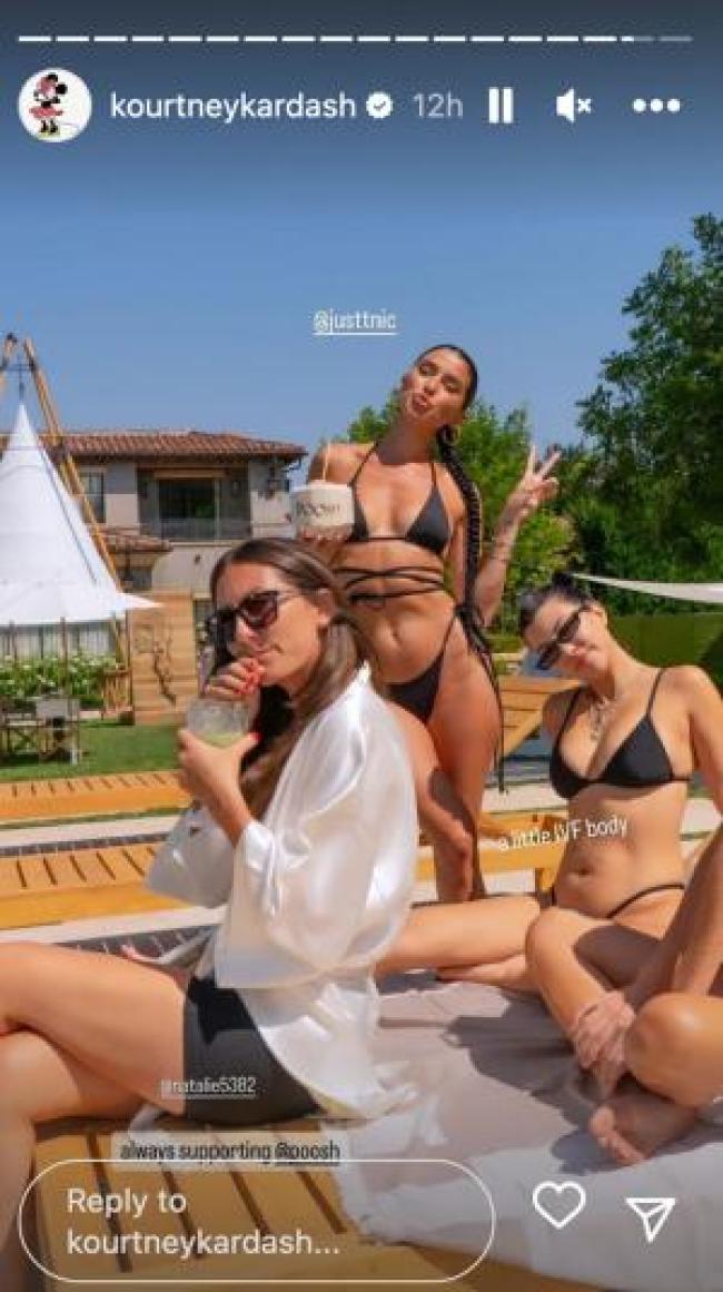 Kourtney Kardashian en bikini con amigas