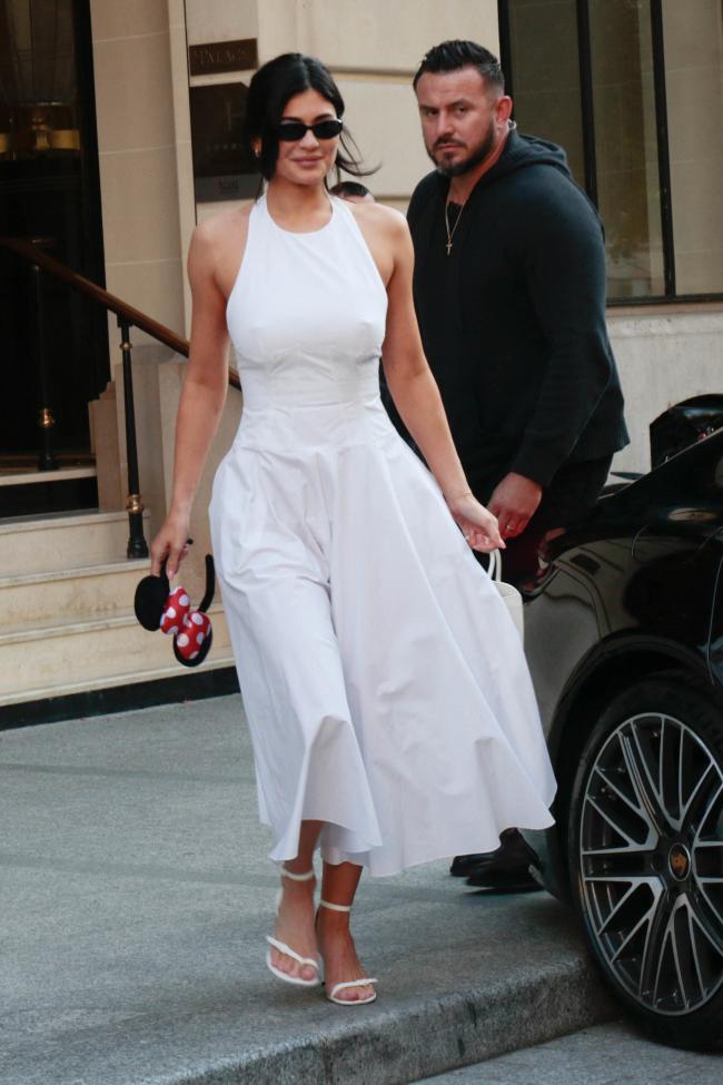 La hermana Kardashian está teniendo unas elegantes vacaciones parisinas.