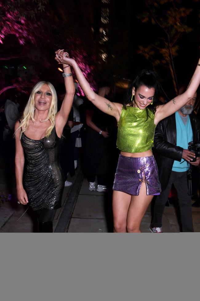 Donatella y Dua asistieron juntas a una fiesta Frieze en Londres en 2021