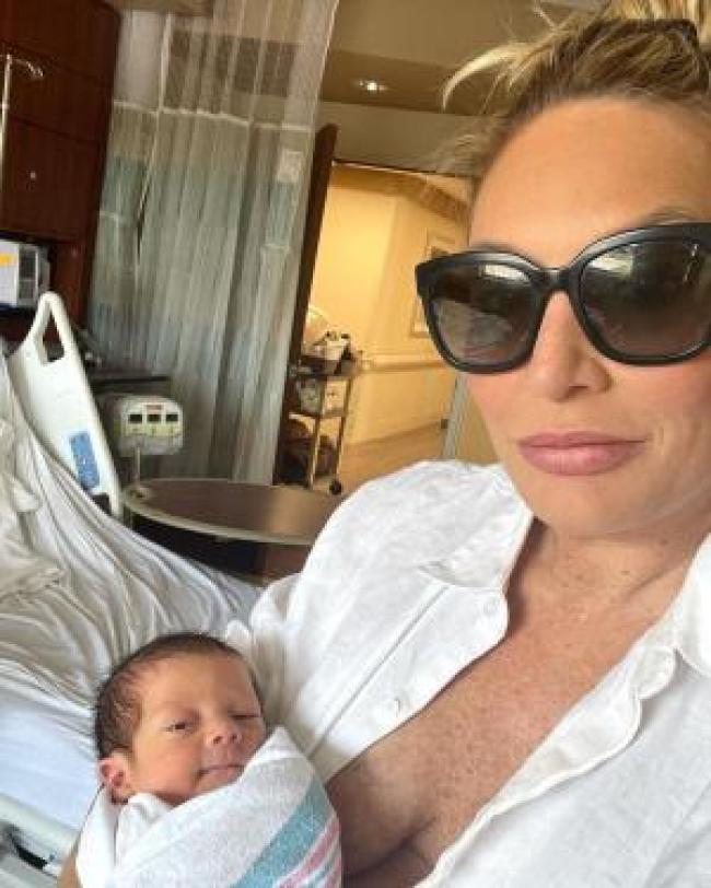 Kate Chastain se toma una selfie en el hospital con su hijo Sullivan