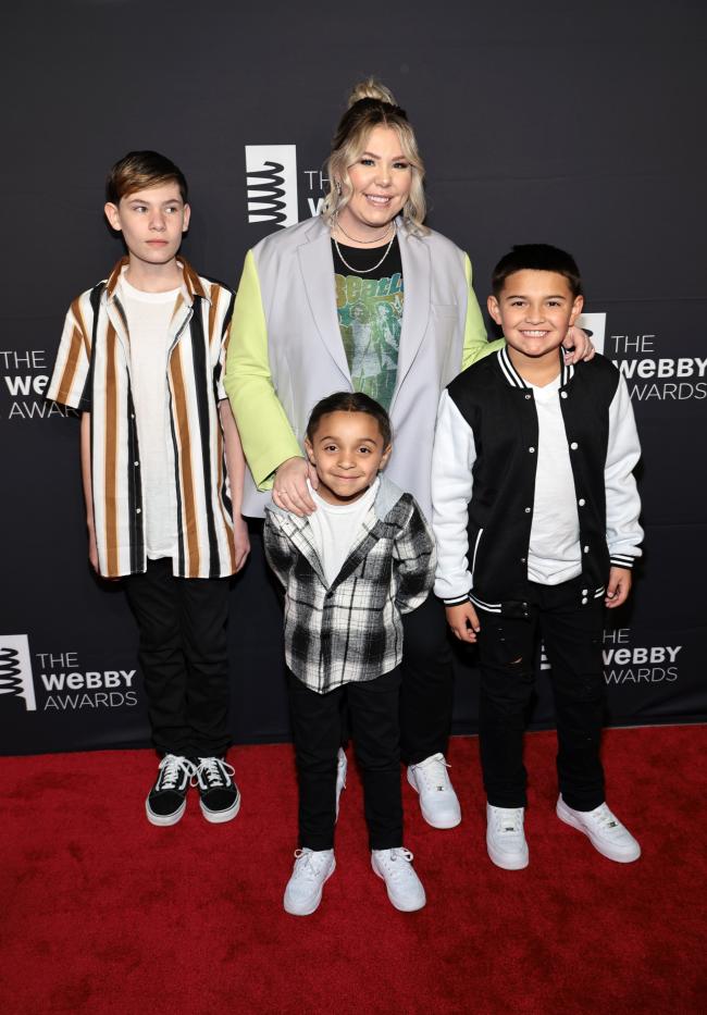 La alumna de “Teen Mom 2” asistió a los Premios Webby con tres de sus hijos.