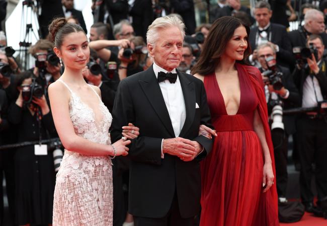 Carys Zeta Douglas, Michael Douglas y Catherine Zeta-Jones asisten al 76º festival anual de cine de Cannes en el Palais des Festivals el 16 de mayo de 2023 en Cannes