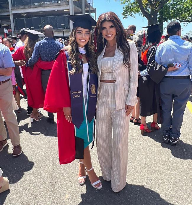 La hija de Teresa Giudice, Gia, se graduó de la Universidad de Rutgers esta semana.