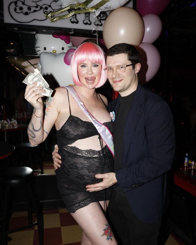 La fiesta de marzo tuvo un tema de club de striptease.