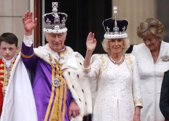 Carlos y Camila fueron coronados rey y reina el sábado.