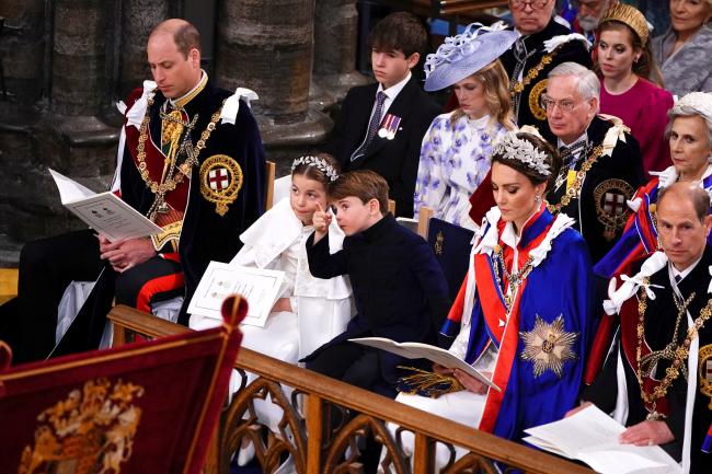 Charlotte y el Príncipe Louis se sentaron junto a sus padres, el Príncipe William y Kate Middleton en la ceremonia.