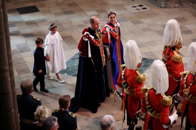 Los hermanos entraron en la Abadía de Westminster detrás de sus padres.
