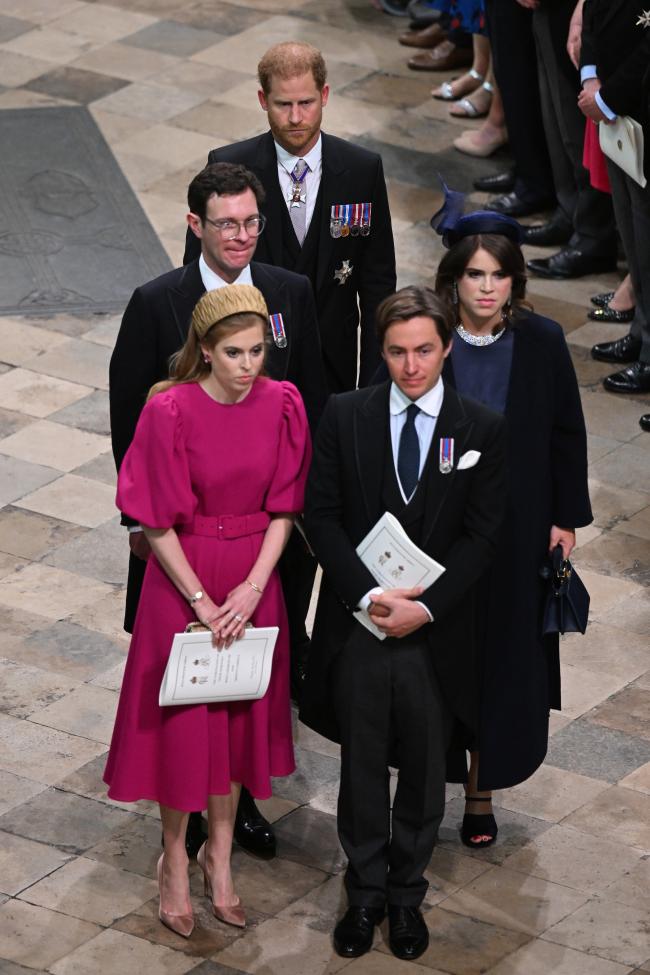 Harry, quien asistió al evento sin Meghan Markle, entró a la ceremonia con Eugenie y la princesa Beatrice y sus respectivos esposos.