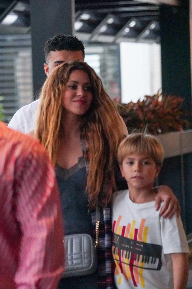 Shakira y uno de sus hijos paseando en Miami.