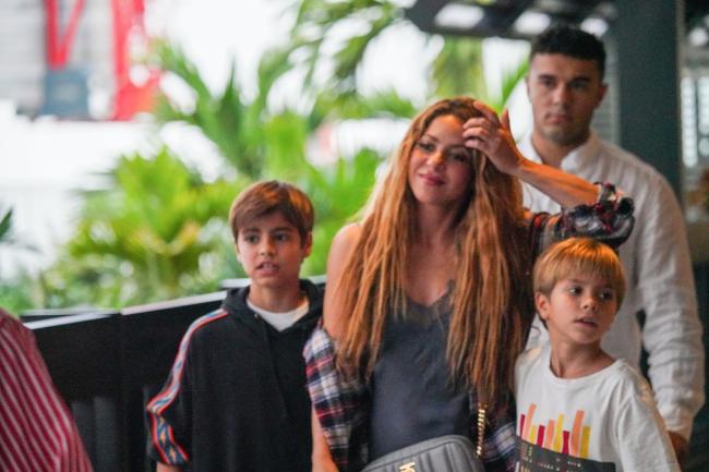 Shakira la siguió de cerca con sus dos hijos.
