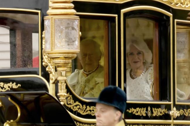Los observadores reales pudieron ver las joyas cuando el Rey y la Reina llegaron a la Abadía de Westminster.
