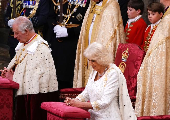 Llevaba la túnica de la reina Isabel y un vestido blanco bordado de Bruce Oldfield para la ocasión histórica.