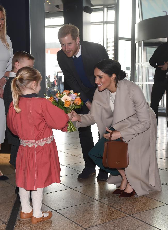 Markle combinó su bolso Charlotte Elizabeth con sus zapatos mientras saludaba a los niños en Belfast.