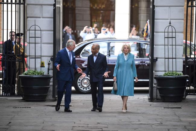 El Rey y la Reina visitaron hoy el Covent Garden de Londres.