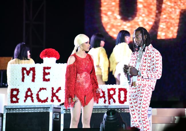 Offset le presentó a Cardi B un arreglo Venus et Fleur personalizado en el escenario de Rolling Loud en 2018.