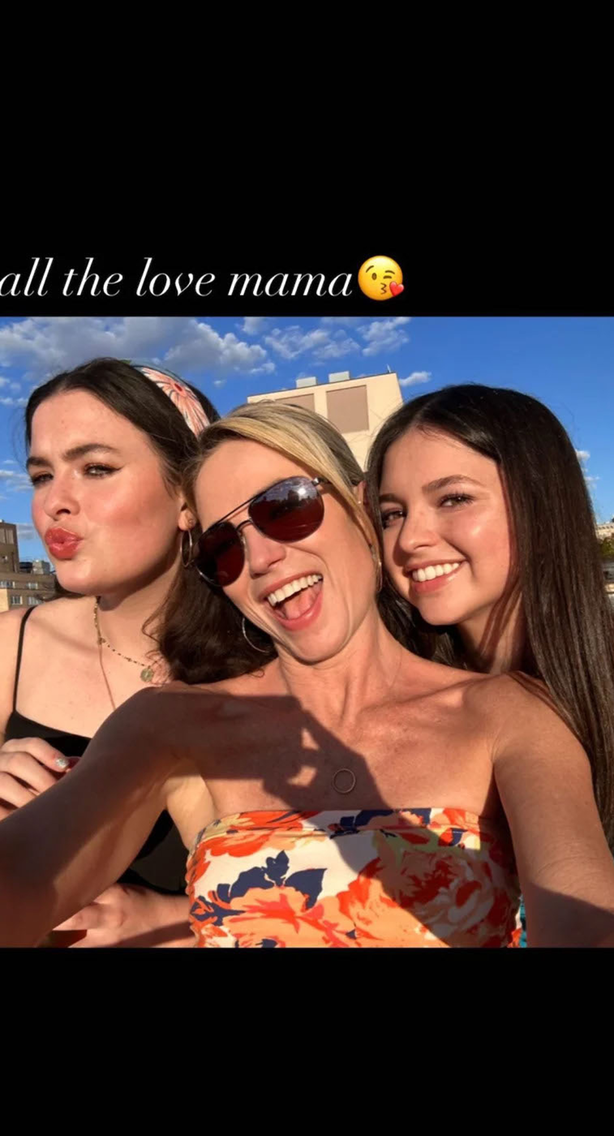 Amy Robach en una selfie con sus hijas Ava y Annalise.