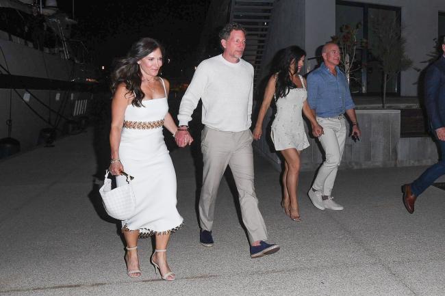 La pareja recién comprometida salió a cenar con la hermana del fundador de Amazon, Christina Bezos, y su esposo, Steve Poore.