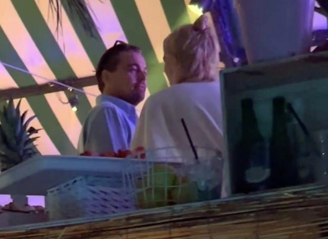 DiCaprio fue visto charlando con una mujer rubia.