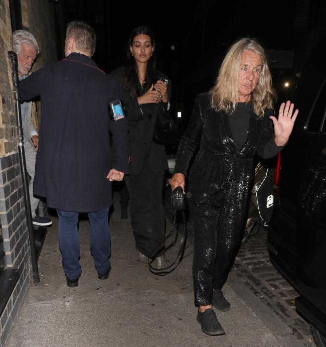 QQCQ  obtuvo en exclusiva fotografías de la estrella de cine, su madre, Irmelin Indenbirken, y Gill saliendo de la estación de bomberos de Chiltern en Londres el martes.