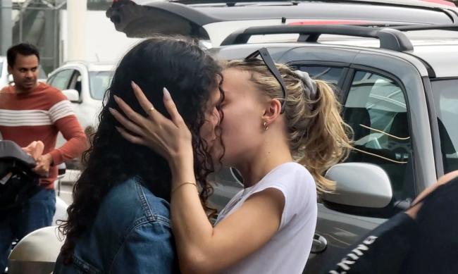 Lily-Rose Depp y su novia 070 Shake besándose.
