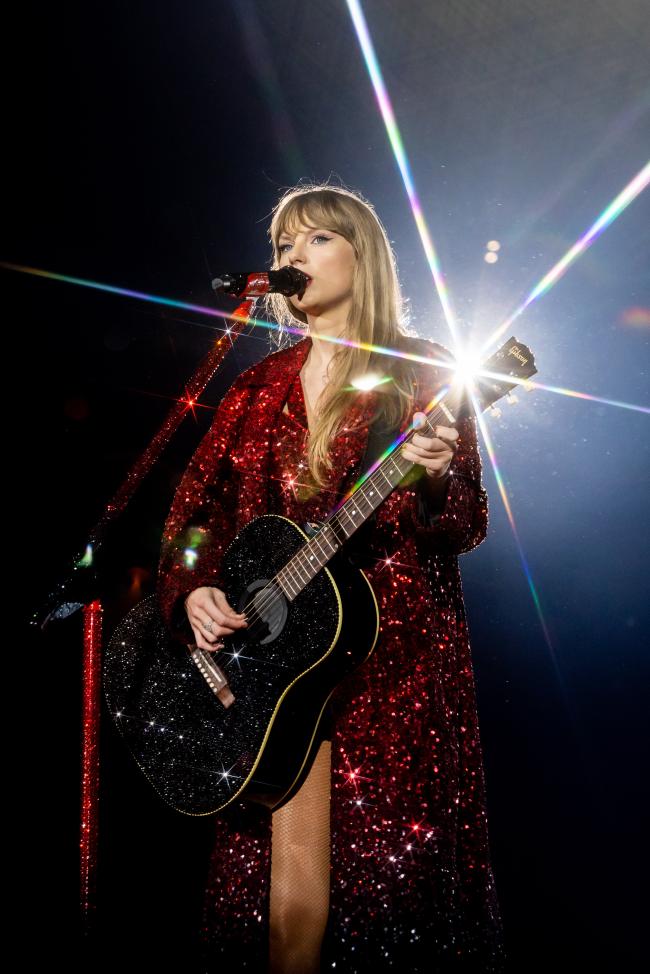Swift revela las canciones sorpresa durante un set acustico