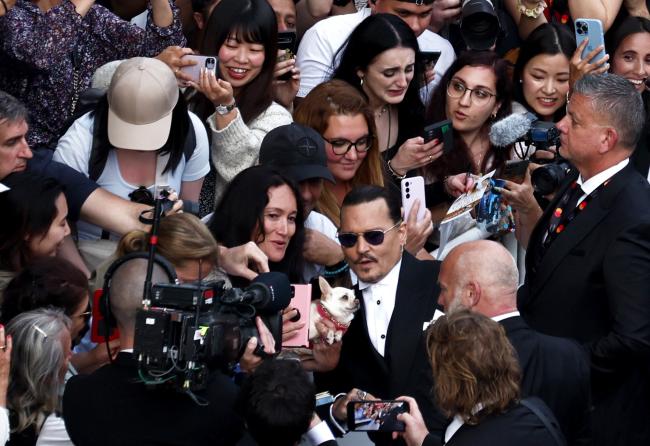 Depp firmó autógrafos y se tomó fotos en Cannes el martes.