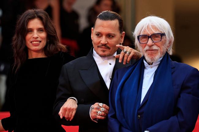 La actriz y directora francesa Maïwenn (desde la izquierda) se une a Depp y al actor Pierre Richard en Cannes.