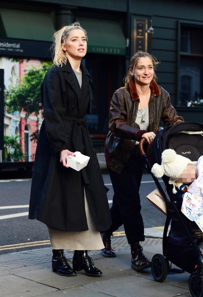 Eve Barlow (derecha) está ayudando a su amiga Amber Heard a cuidar a la pequeña hija de la actriz, Oonagh, en España.