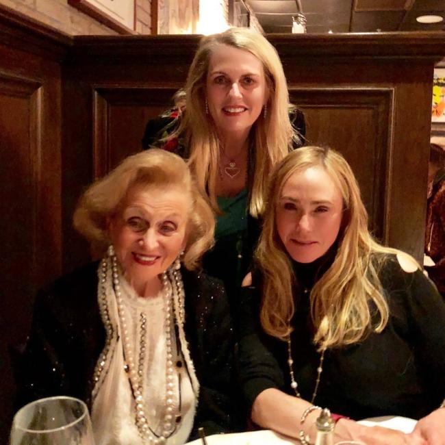 Raynes con su madre, Barbara, y su hermana, Nancy.