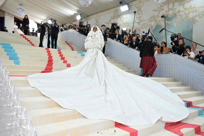Rihanna impacto con un exagerado vestido blanco de Valentino