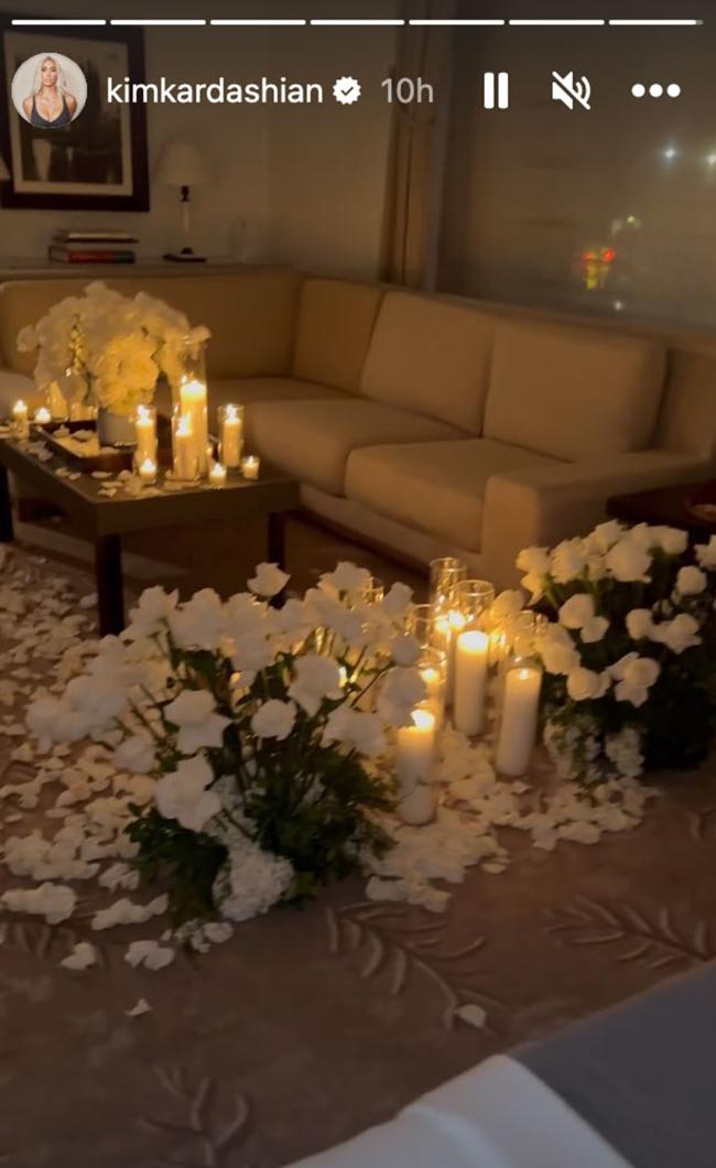 La habitacion constaba de docenas de rosas blancas y velas blancas