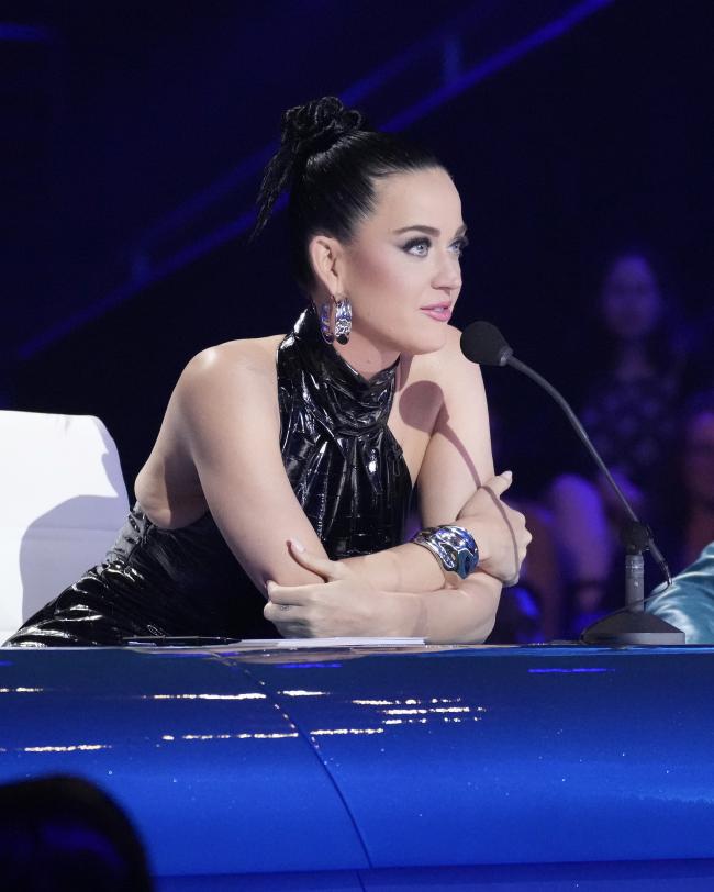 Los fanaticos estan divididos sobre la ausencia temporal de Katy Perry de American Idol en medio del drama que rodea sus criticas