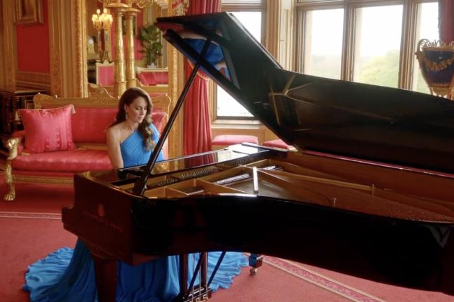 La Princesa de Gales deslumbraba con un vestido de noche azul de Jenny Packham mientras tocaba el piano para el Festival de la Canción de Eurovisión el sábado.