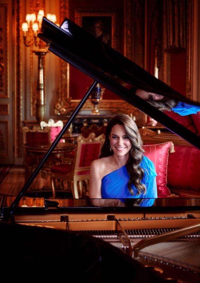La Princesa de Gales sonrió mientras tocaba en el Crimson Drawing Room del Castillo de Windsor.