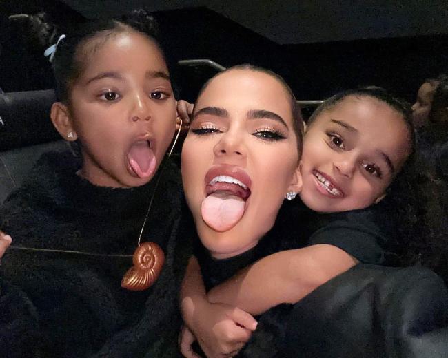 Una selfie de Khloé Kardashian.  Dream Kardashian y True Thompson.