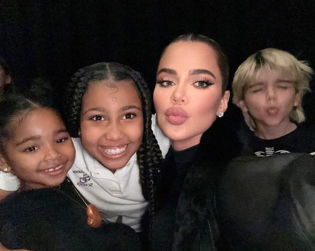 La sobrina de Kardashian, North, y su sobrino Reign también se unieron a ella para ver 