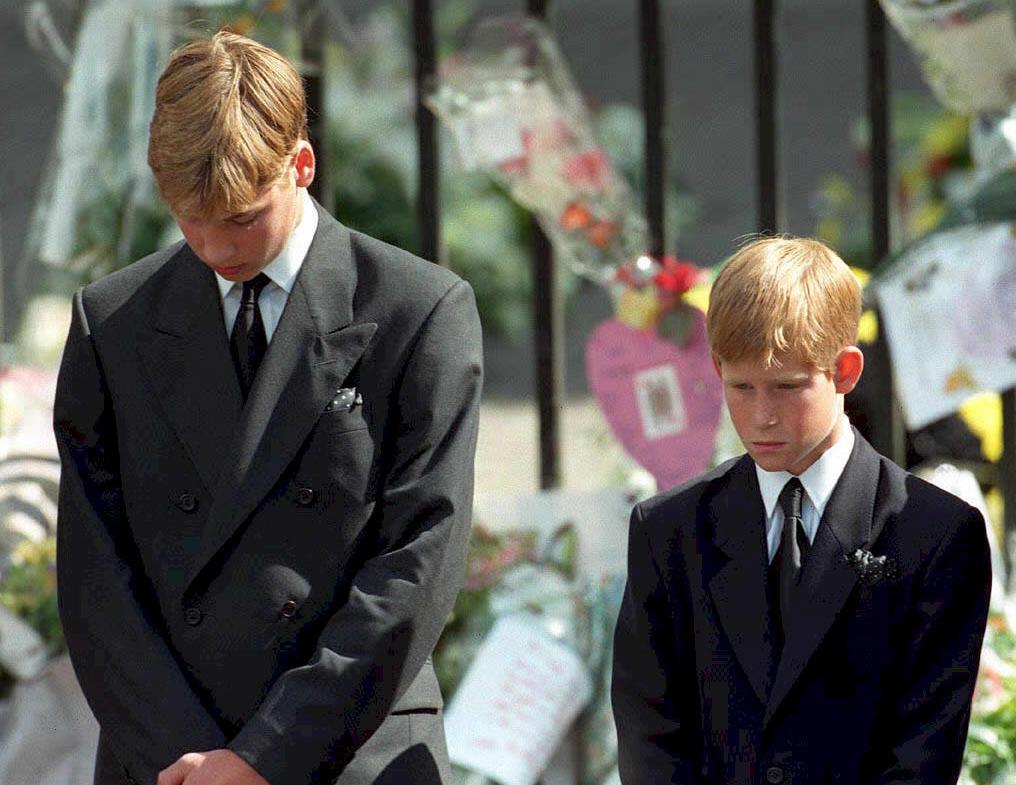 El recuerdo en blanco y negro presentaba a la pareja con su difunta madre, la princesa Diana.