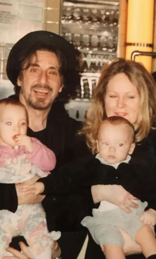 Al Pacino y Beverly D'Angelo sostienen bebés gemelos