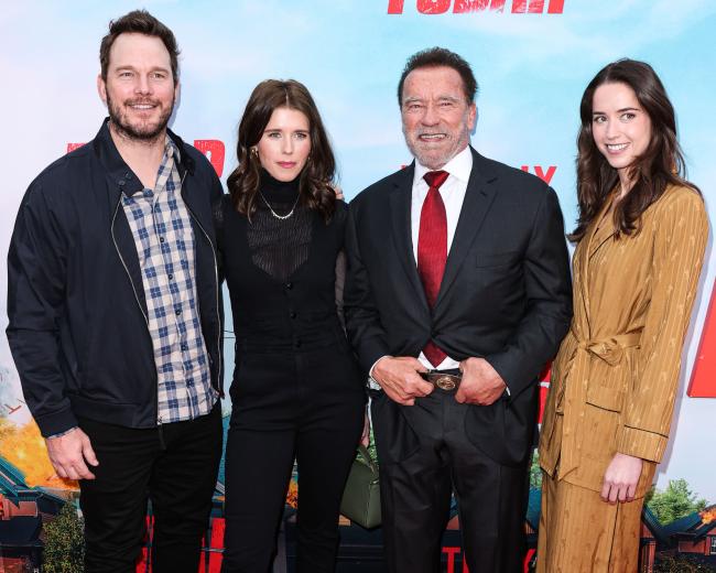 Arnold Schwarzenegger está acompañado por sus hijas Katherine y Christina (a la derecha) y su yerno Chris Pratt en el estreno de su nuevo programa de Netflix, 