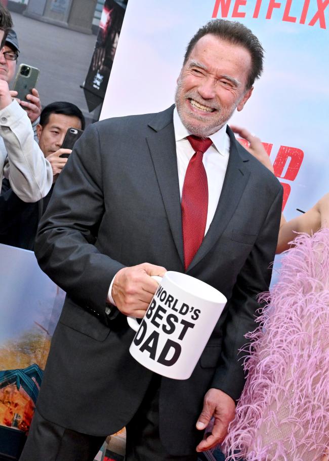 Schwarzenegger lució una gran sonrisa y una taza de 
