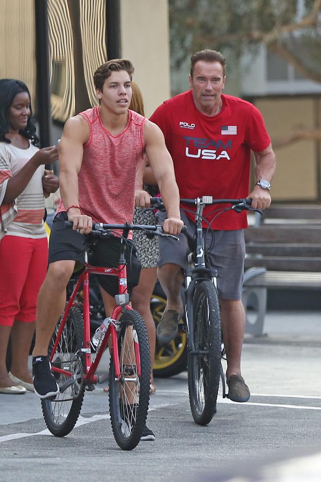 Schwarzenegger es muy cercano a su hijo parecido, Baena, entrenando con él en el gimnasio y llevándolo a eventos.