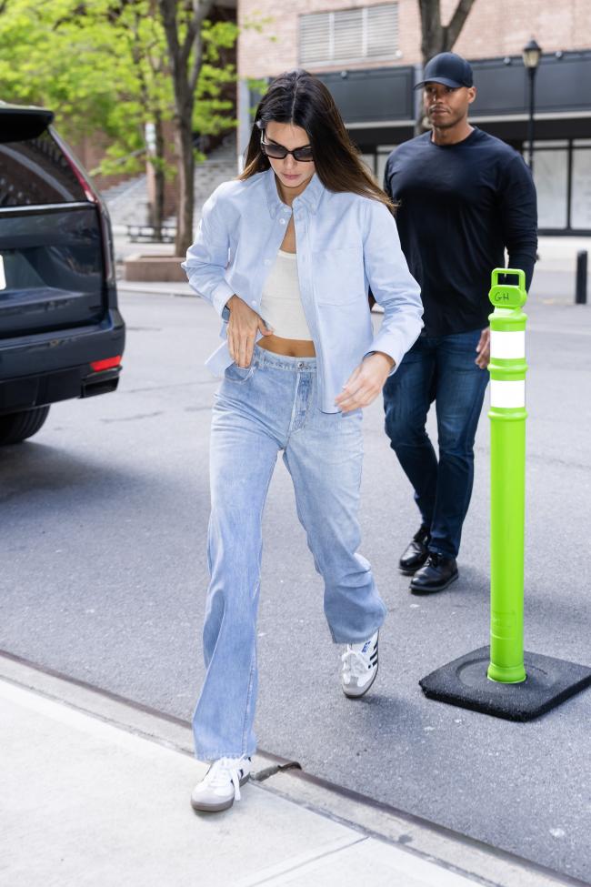 La simple camisa azul de Jenner Tambien hecho de cuero y tambien extremadamente caro