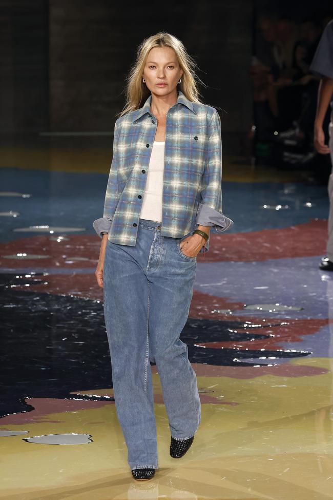 Kate Moss modelo una version de los jeans de cuero de Jenner en el desfile de primavera de 2023 de Bottega Veneta junto con una franela de cuero