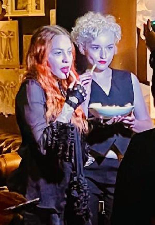 Madonna y Julia Garner en un restaurante de Nueva York abril de 2023